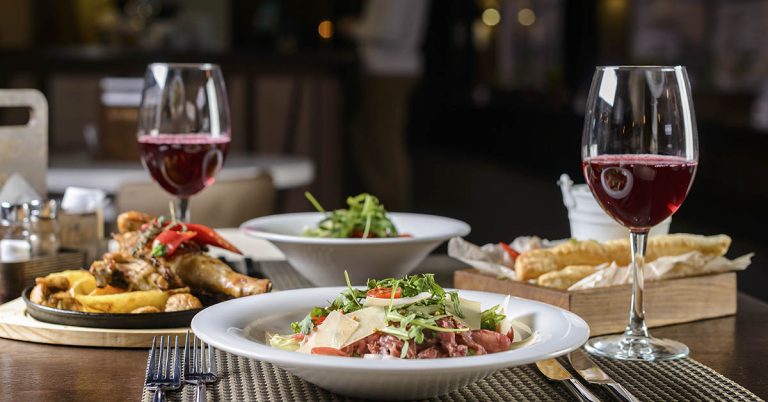 Man refuses to split the bill after seeing $4,600 tab, debate ensues - Featured image