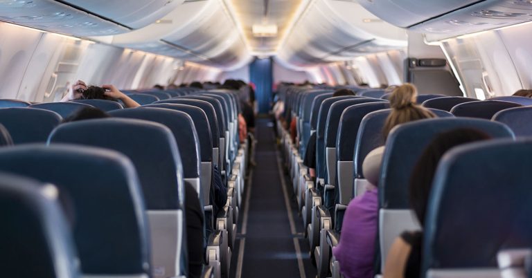 TikToker divides opinion by refusing to give up her airplane seat - Featured image