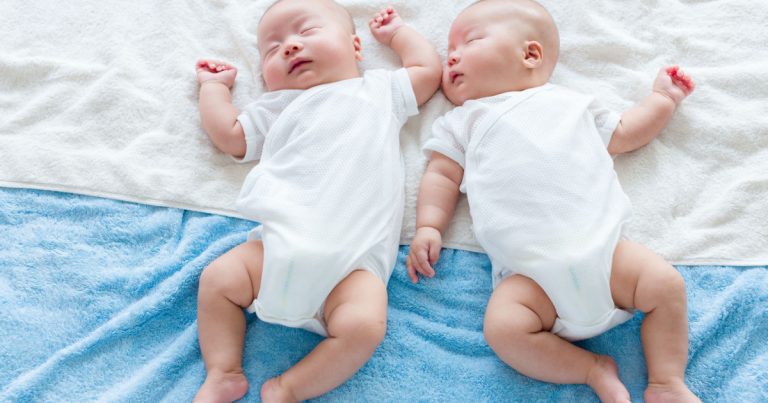 Separated Identical Twins Raised In The US And Korea Have Massive IQ Difference - Featured image