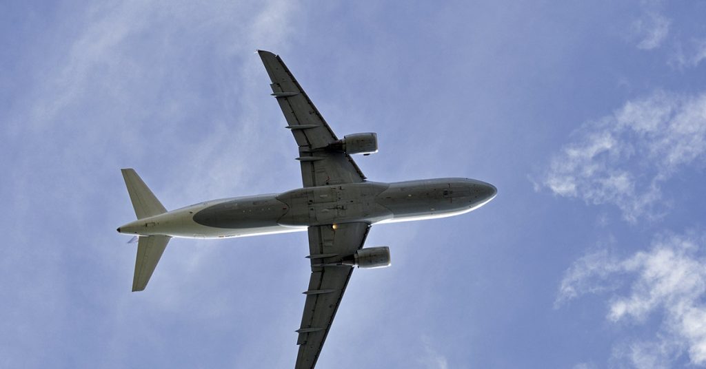 People Are Convinced That There Is A ‘Glitch In The Matrix’ After Plane Spotted Not Moving In The Sky - Featured image