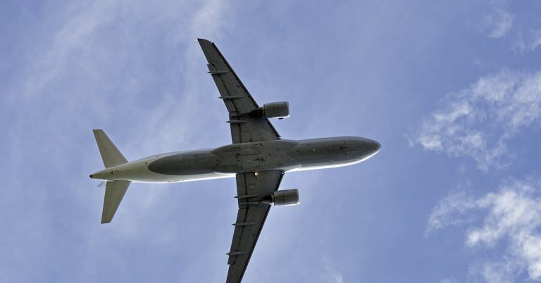 People Are Convinced That There Is A ‘Glitch In The Matrix’ After Plane Spotted Not Moving In The Sky - Featured image