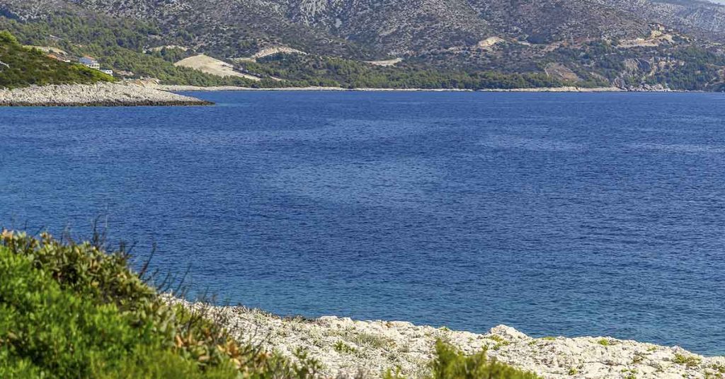 Couple Stunned After Stumbling Across “Weird Stone” On The Beach – And It Could Be Worth Over $60,000 - Featured image