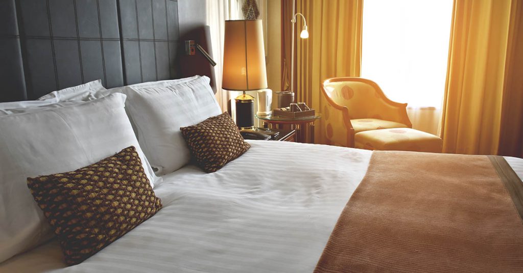 I’m a flight attendant – I do the same thing when I go to a hotel room - Featured image