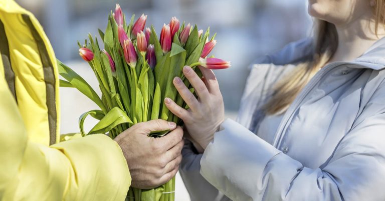 Man feels ‘devastated’ after being ghosted on first date despite ‘being a gentleman and bringing flowers’ - Featured image