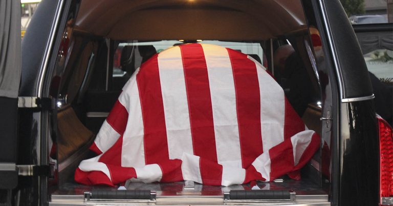 High School Seniors Carried Casket Of Veteran Who Had No One To Attend His Funeral - Featured image