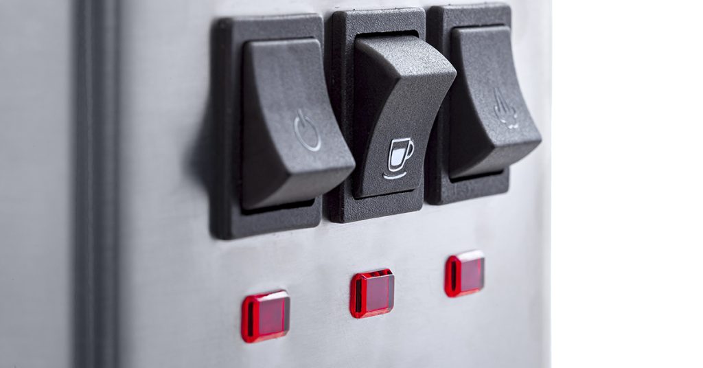 Teen fresh out of high school opens a cafe and is heartbroken when it receives no customers - Featured image