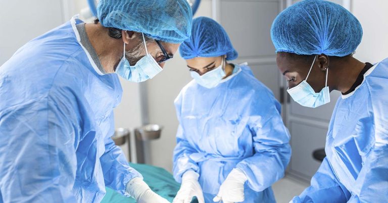 Model was minutes from death and lost both of her legs due to her toxic shock syndrome - Featured image