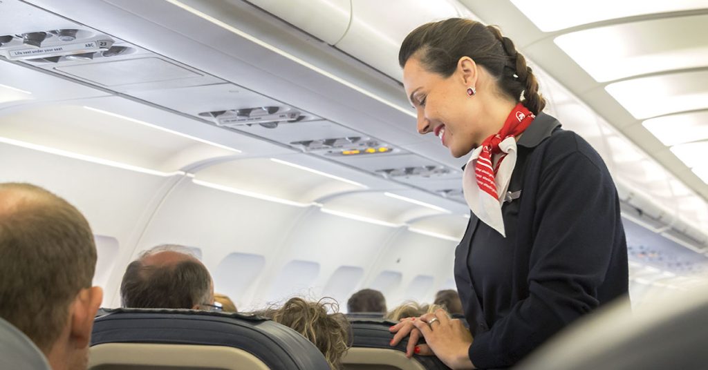 Flight attendant demonstrates how to charge your phone without a charger - Featured image