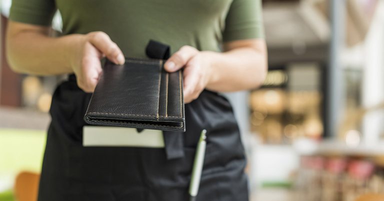 Waitress says there’s a bill trick they use if they want you to leave - Featured image