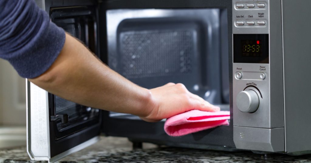 cleaning microwave oven