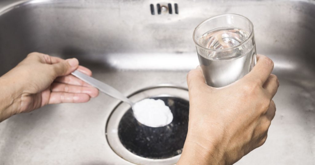 pour a spoon of baking soda and a glass of vinegar respectively into the drain of sink, kitchen tips for effectively get rid of unpleasant smells
