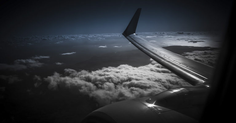 Science Explains Why You Can’t See Stars Outside Plane Window While Flying - Featured image