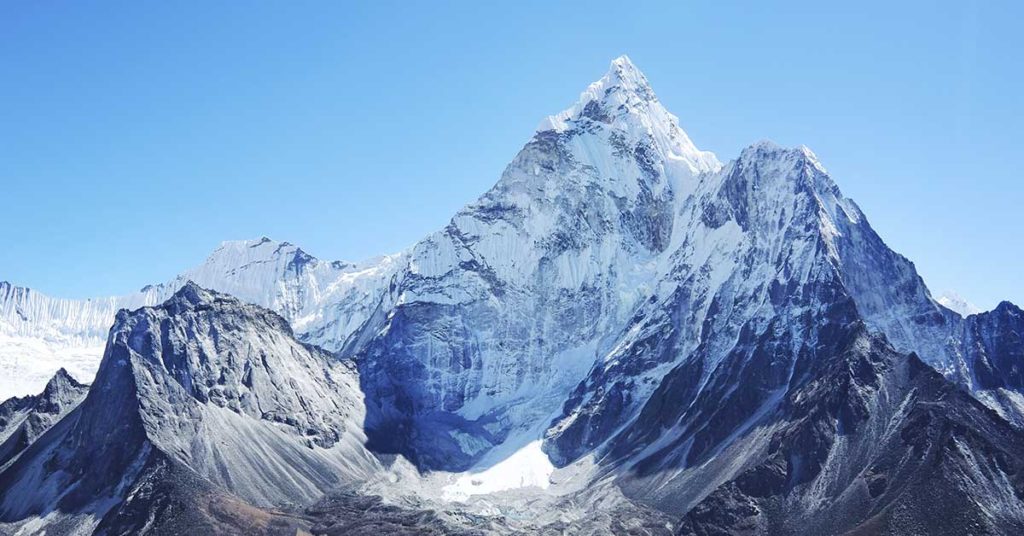 Selfie From Top of Mount Everest ‘Destroys’ Flat Earth Theory Once and For All - Featured image