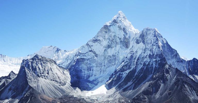Selfie From Top of Mount Everest ‘Destroys’ Flat Earth Theory Once and For All - Featured image