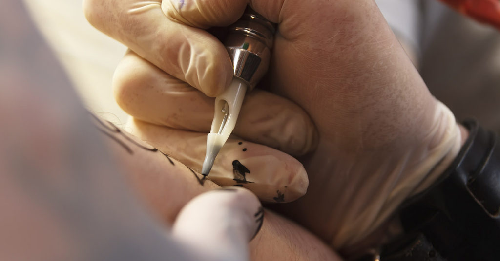 Tourist Gets Arabic Tattoo and is Stunned When Strangers Translate into English - Featured image