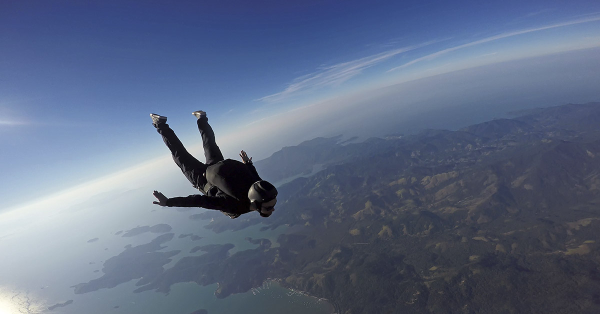 Skydiver Fell 14,000 feet and Her Parachute Didn’t Open. This is How She Survived.