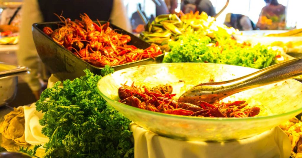 10 Things You Should Avoid Eating on a Cruise - Featured image