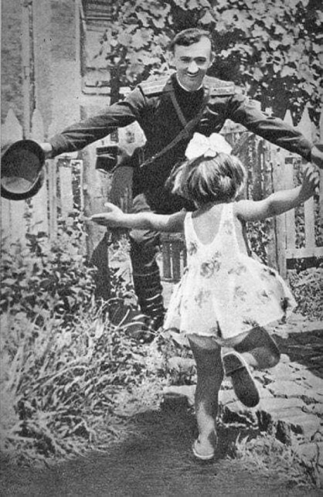 historical photos - 1945 as a soldier returns home to his daughter after the tumult of World War II