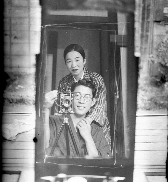 historical photos - A mirror portrait from 100 years ago in Japan