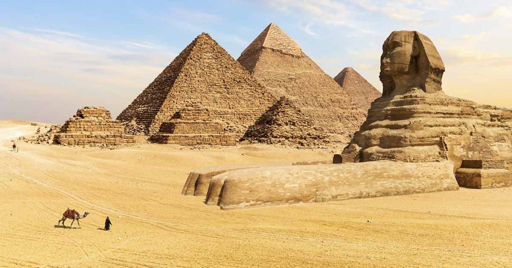 Paraglider Flies Over Great Pyramid of Giza and Can See What’s Written on Top - Featured image