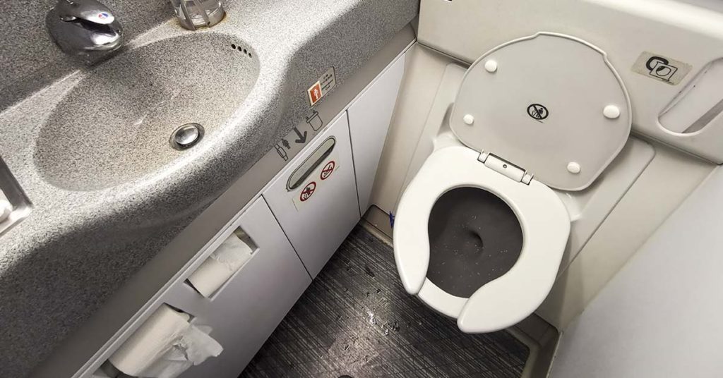 American Airlines Wants Lawsuit Dismissed After Teen Girl Finds Camera in Lavatory - Featured image
