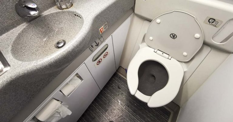 American Airlines Wants Lawsuit Dismissed After Teen Girl Finds Camera in Lavatory - Featured image