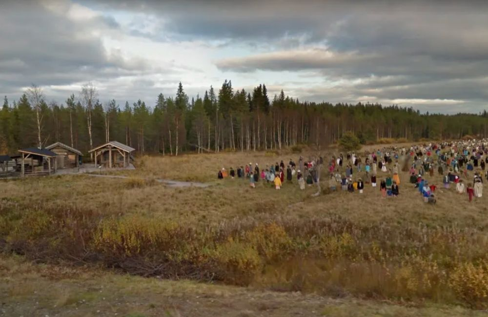 In 2017, a Reddit user scrolling through Google Maps stumbled upon this eerie sight—a thousand scarecrows standing in a field in Finland.