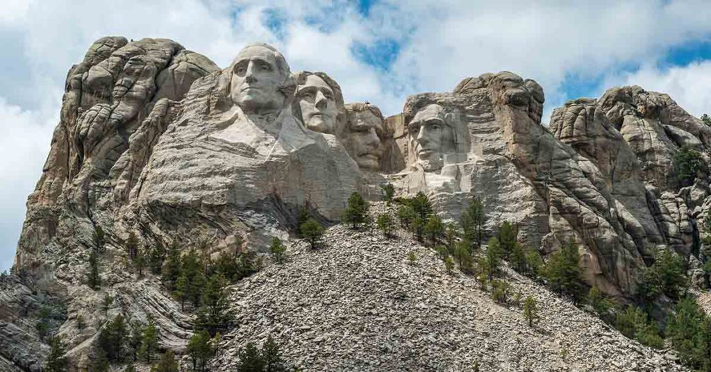 People Shocked Realizing What Mount Rushmore Was Supposed to Look Like Before Funding Ran Out - Featured image