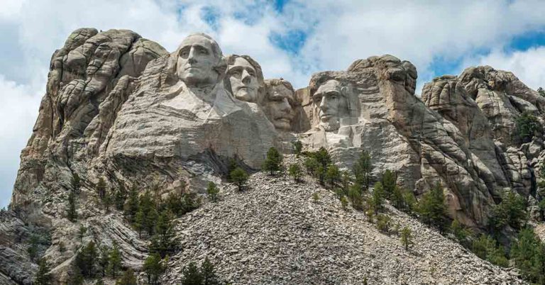 People Shocked Realizing What Mount Rushmore Was Supposed to Look Like Before Funding Ran Out - Featured image