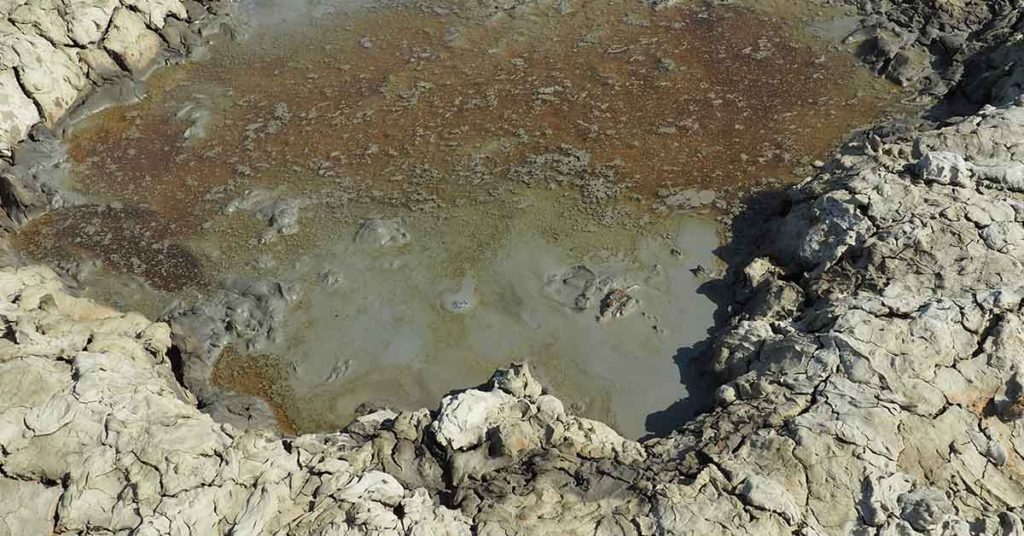 Photographer of tragic little girl trapped in volcanic mudflow explains why he didn’t help her - Featured image