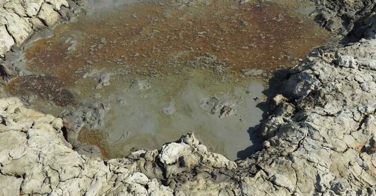 Photographer of tragic little girl trapped in volcanic mudflow explains why he didn’t help her - Featured image