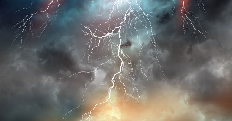 Scary Video Shows What Happens When Lightning Strikes an Active Volcano - Featured image