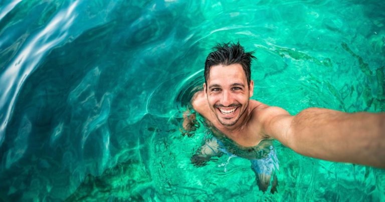 The Ultimate Guide to ‘Raw-Dog Travel’ - Featured image