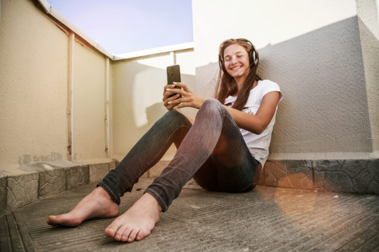 Study Reveals Modern Song Lyrics Are Simpler, Repetitive, and Self-Centered - Featured image